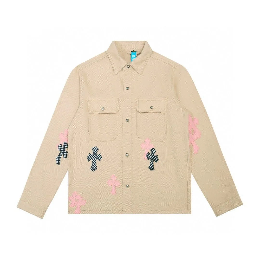 P270 💰 Chrome Hearts丨Chrome Hearts 25ss Cherry Blossom Pink Leather Jacket - WorkDog Pink Leather Jacket, a timeless workwear series. The fabric is made of custom-woven high-density canvas, which took more than two months. It was subsequently lightly coated to give the whole body a glossy look~ Zero color difference was achieved, and the texture details of the fabric were all in place! The crosses of the accessories are all genuine sheepskin, hand-stitched! The actual texture is better, the upper body is stiff, and it is OK for both men and women. Color: Khaki Size: S-M-L-X